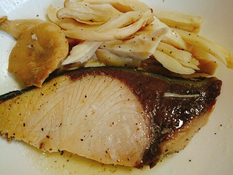 レンジで簡単☆ブリの塩麹漬けとエリンギ蒸し